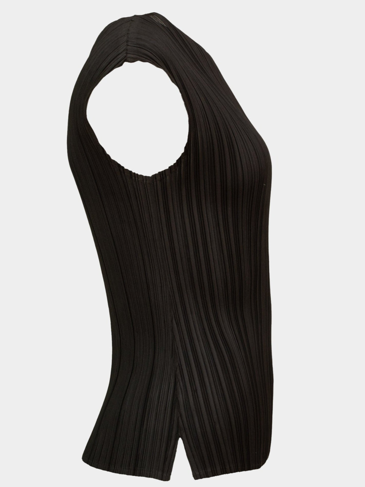Sheran - sleeveless funnel neck pleated top