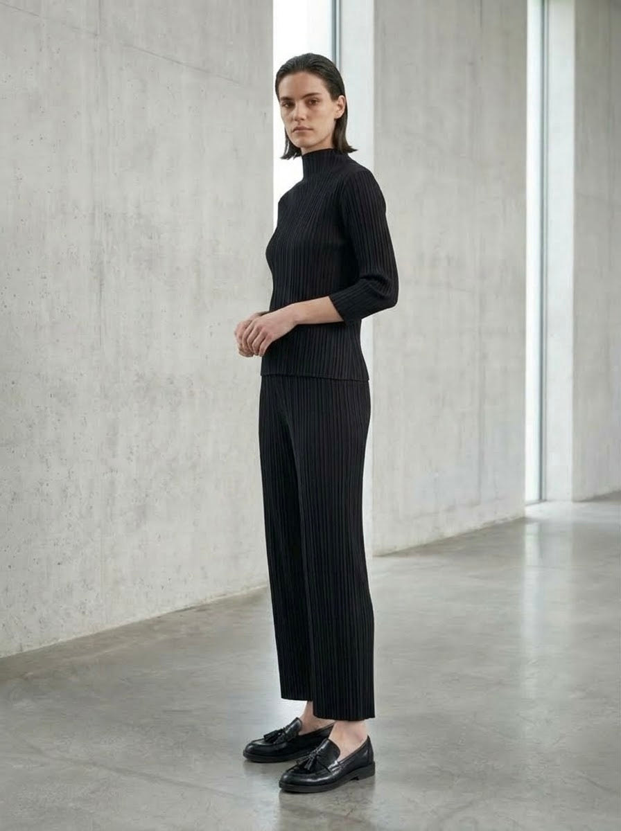 Sheran Long sleeve pleated top in black